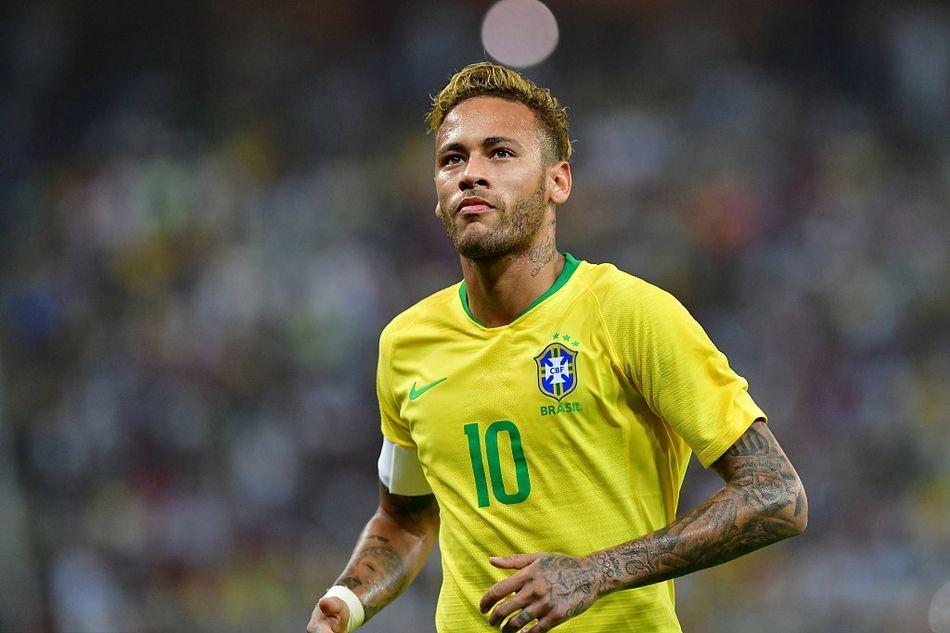 邮报：埃德森在土超遭水杯“轰炸”，欲将水杯踢回看台表不满