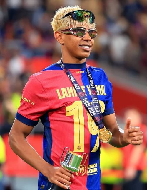 米兰总监：米兰德比的胜利有利建队，魔笛是老将但场上最有活力（米兰高层：同城德比告捷利于建队，魔笛虽为老将仍是场上最有活力）