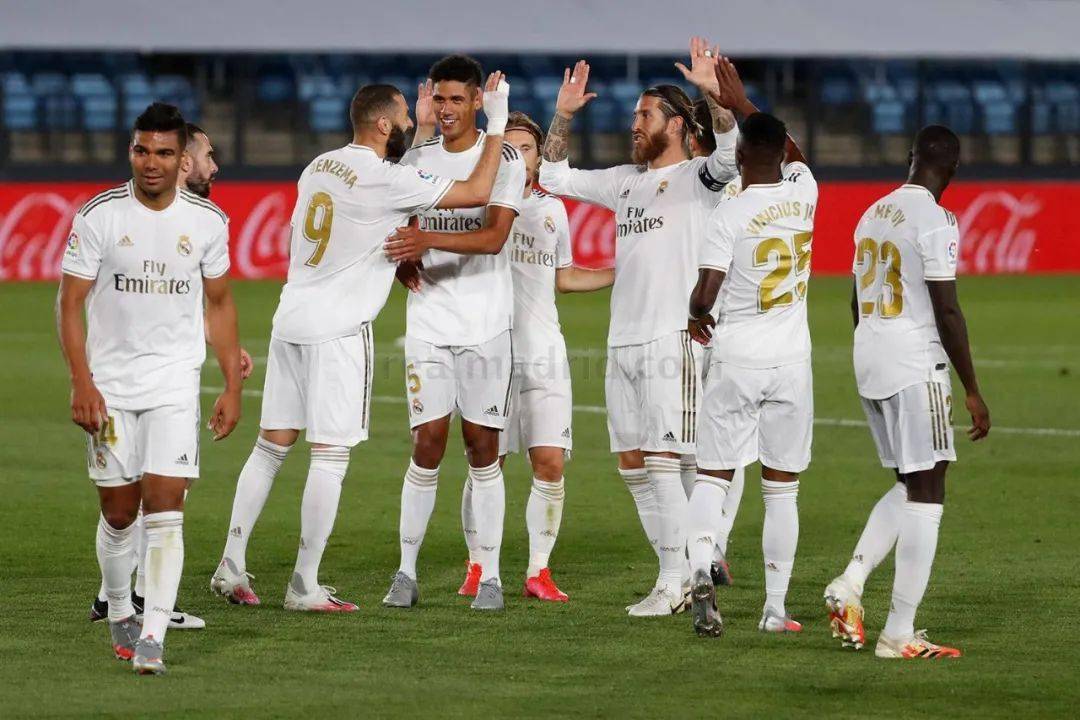 皮萨罗：罗马首要目标是欧冠资格，但再买几个人他们能争冠（皮萨罗：罗马当务之急是锁定欧冠席位，再补强几人就能冲冠）