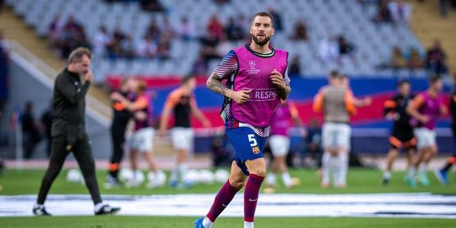 足球英超双红会爆发冲突，多人吃黄牌（英超双红会冲突升级，多人遭黄牌警告）