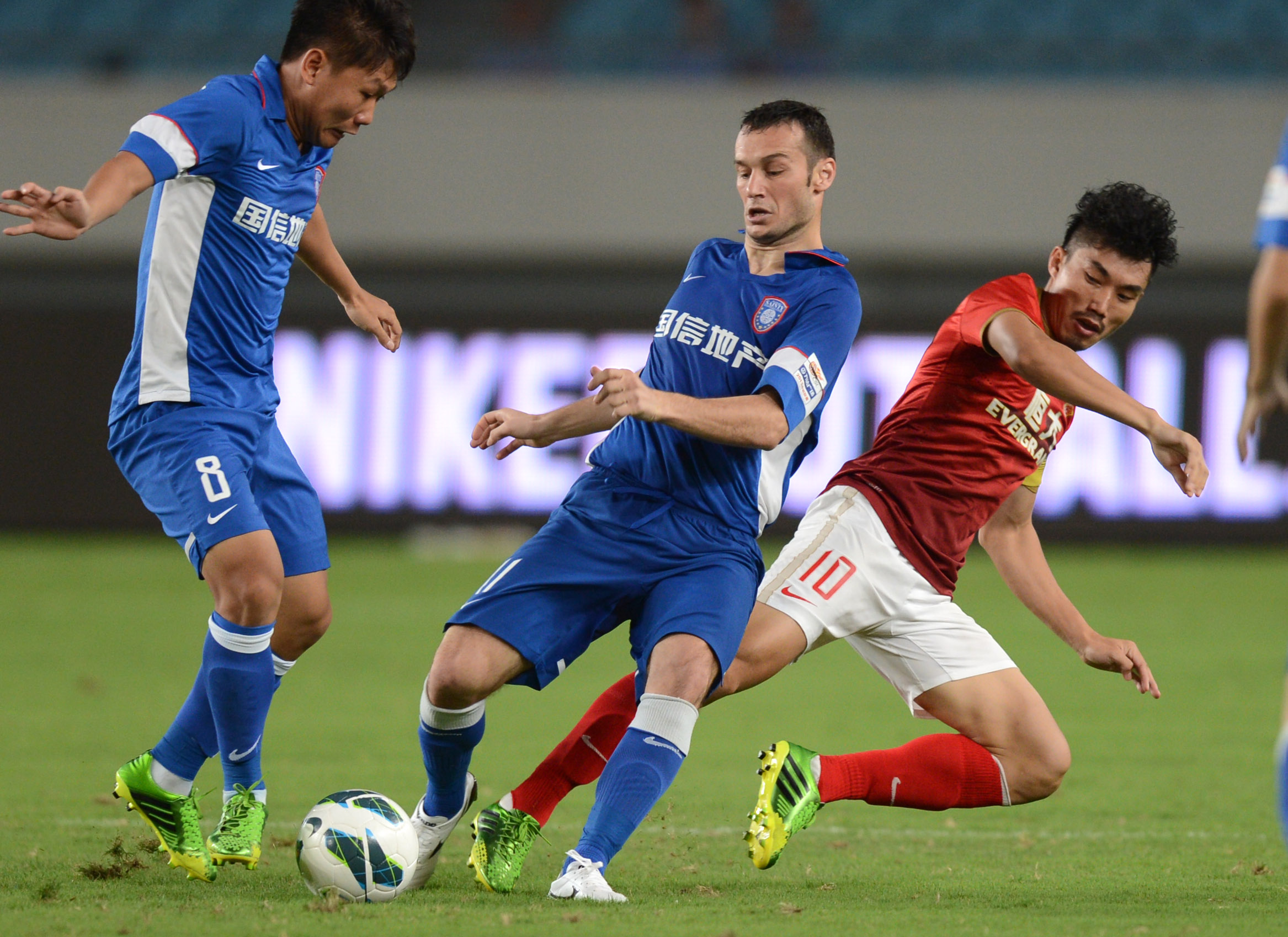 国足友谊赛战胜韩国展现新阵容