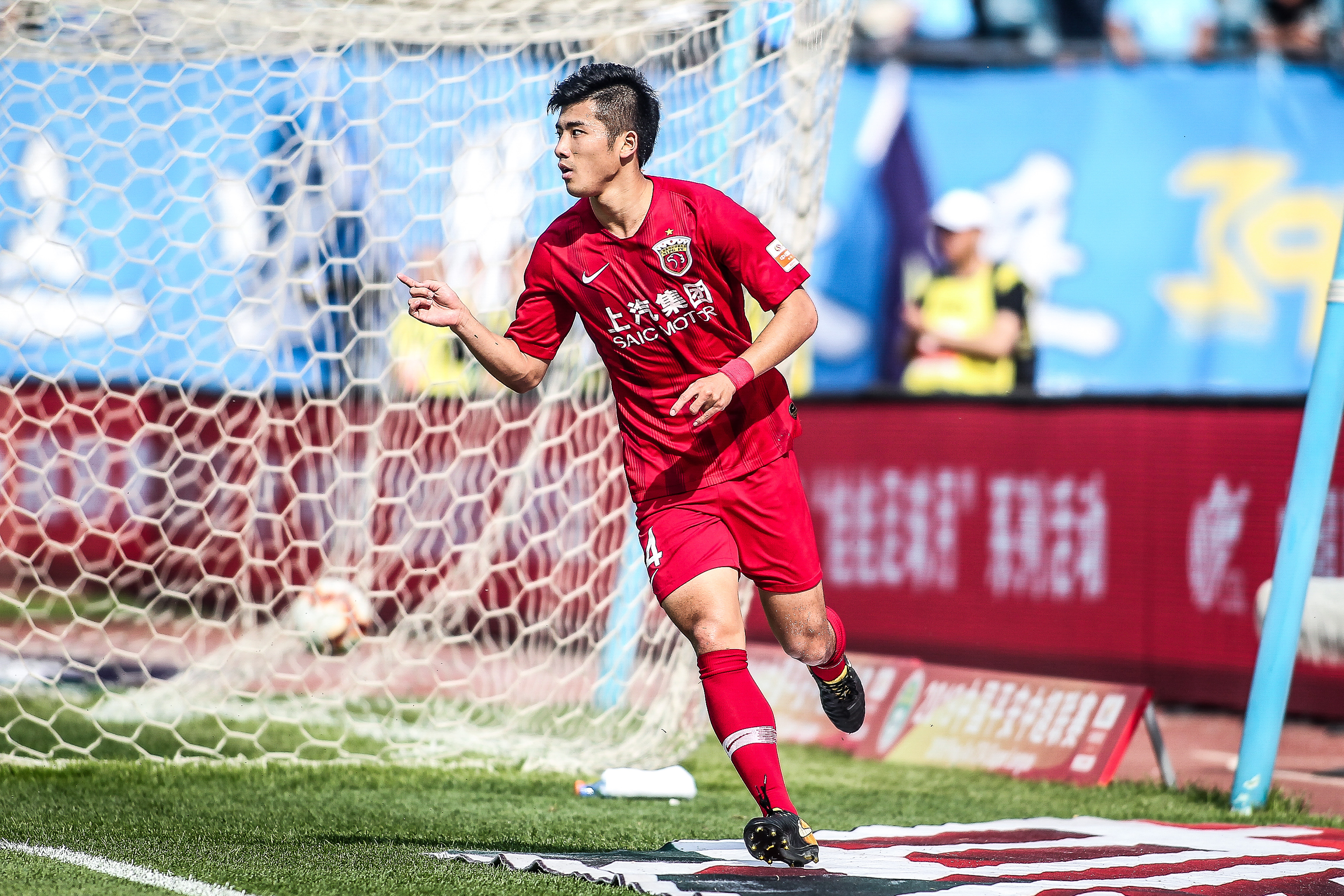 英联杯前瞻：曼城面临多线作战困扰，小蜜蜂曾赛季双杀蓝月（英联杯前瞻：曼城多线征战承压，小蜜蜂曾赛季双杀蓝月）