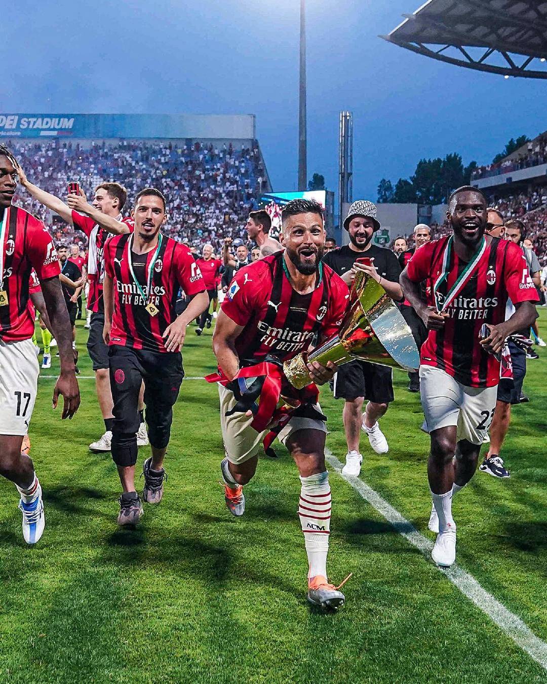 阿贾克斯临时主帅：本菲卡第一球是越位的，这不应该发生