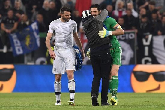 陷入窘境！曾凡博赛后独自离场，一分钟没上被裁也要跟队回美国