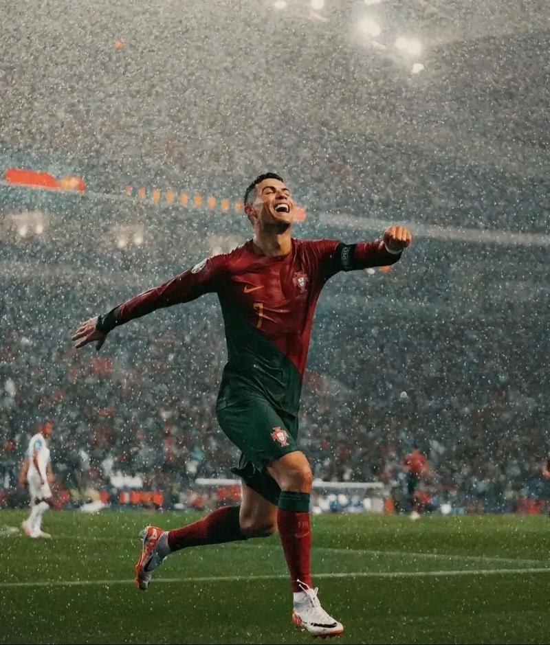 卡尔：我一直在提高右脚技术，能在17岁欧冠进球意义重大（卡尔：专注提升右脚能力，17岁欧冠破门意义非凡）