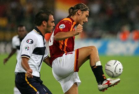 詹姆斯关键助攻锁定胜利