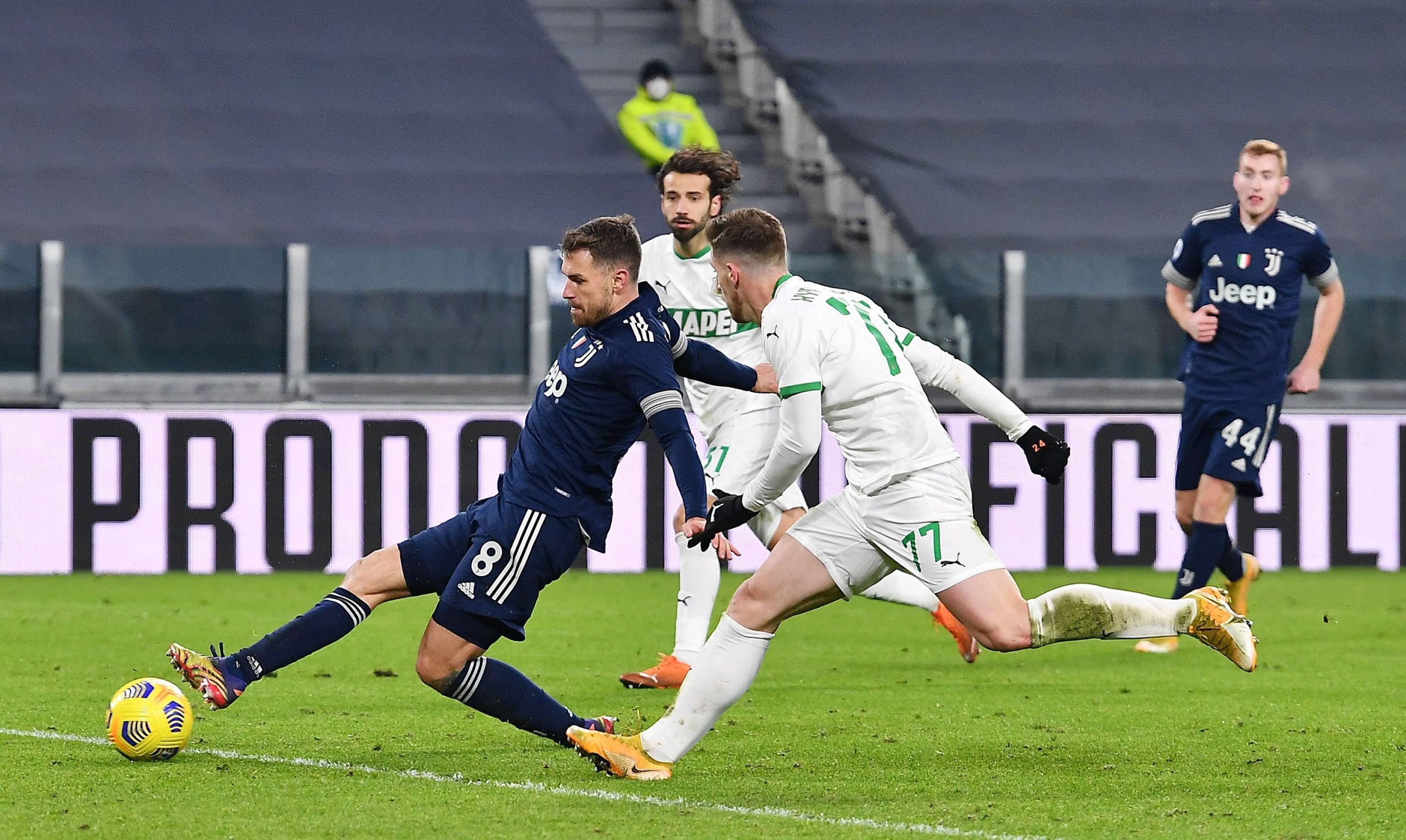 皇马官方：完成欧冠前最后一练，姆巴佩、卡马文加在室内训练（皇马通报：欧冠赛前最后一练结束，姆巴佩与卡马文加进行室内训练）